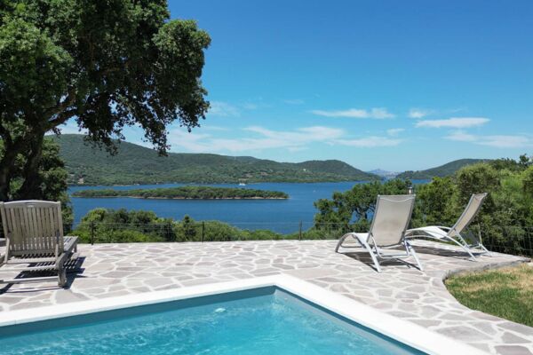 Ausblick vom Pool aus auf den Lago Liscia